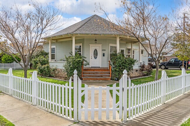 Bungalow style homes with grassy front yards are available in Coalinga.