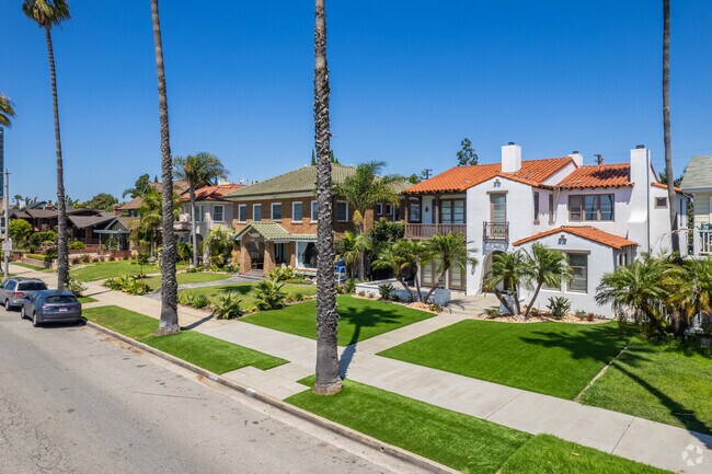 Luxury homes in Bluff Park that have stunning ocean views.