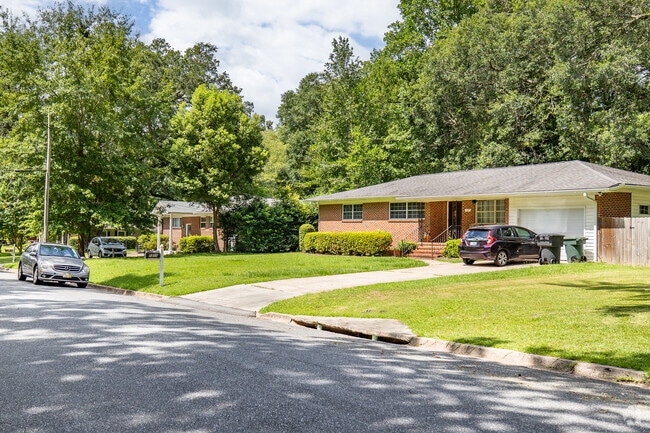 Live amongst quiet neighbors in Miccosukee Greenway in Tallahassee, FL