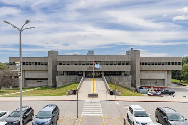 Lora L. Batchelor Middle School is an above average, public school located in Bloomington, IN.