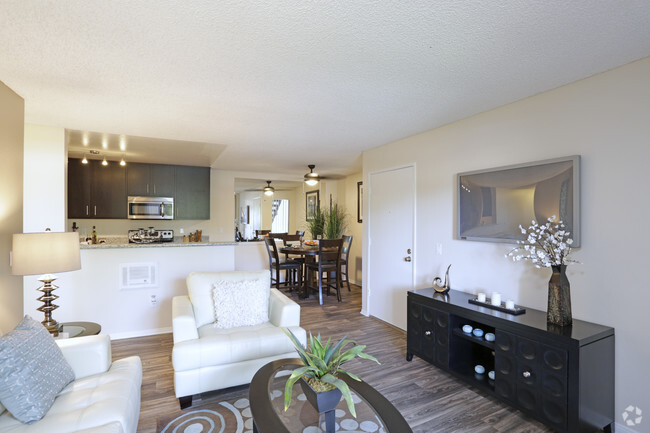 2 BR, 2 BA - 924 SF