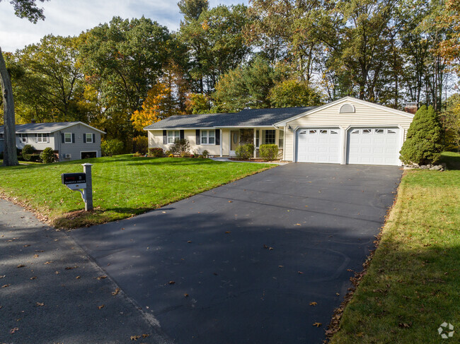 A row of Ranch styled homes in the Farms neighborhood of Chelmsford, MA.