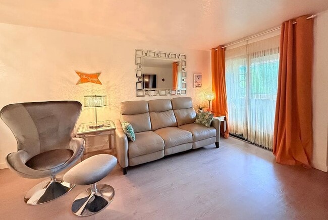 680 N Ashurst Ct unit 207, Palm Springs, CA 92262 - photo 2