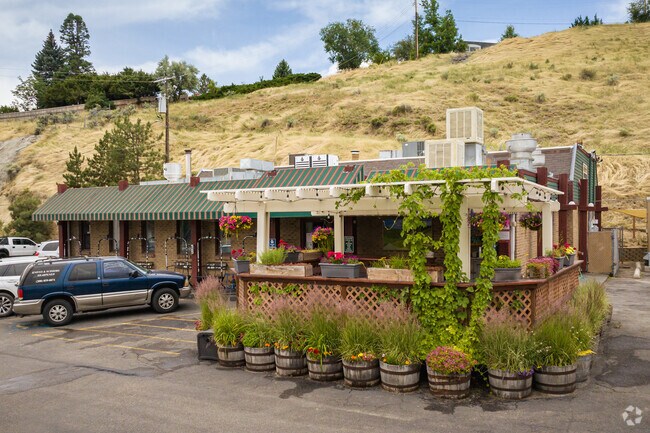 Patrons at Highlands Hollow Brewhouse can enjoy temperate evenings on the patio.