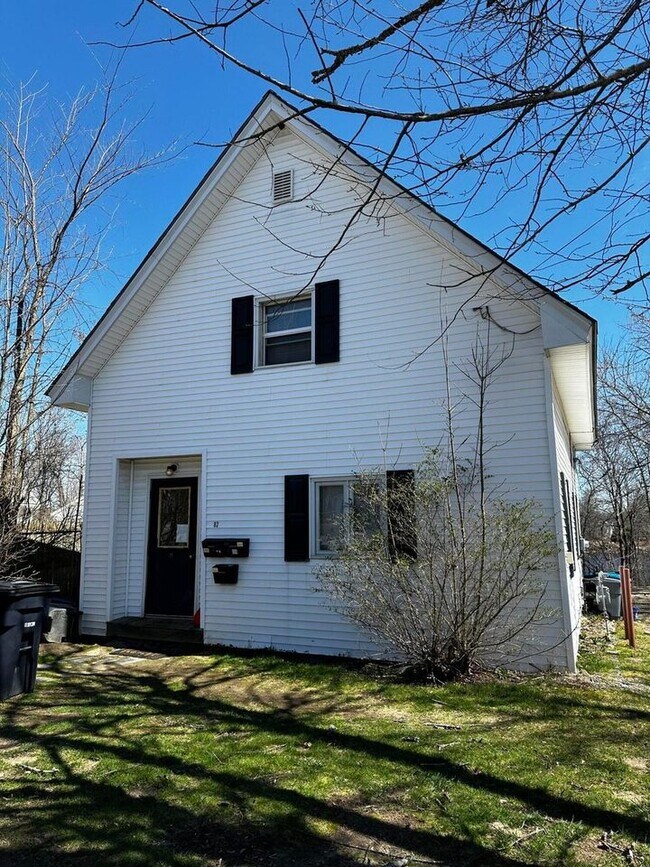 82 4th St, Old Town, ME 04468