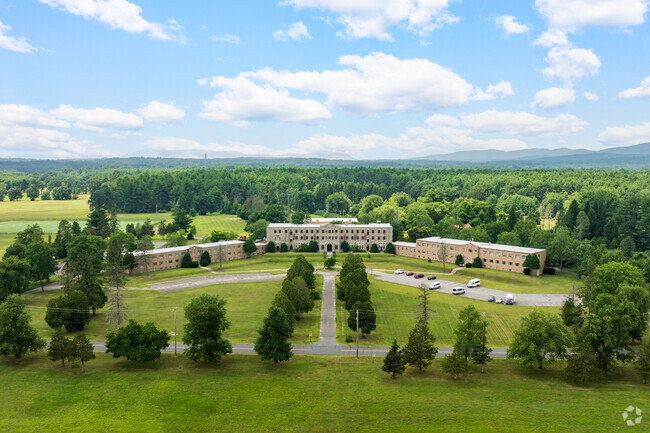 The Macduffie School's minority student enrollment is 12.5% and the student-teacher ratio of 8:1