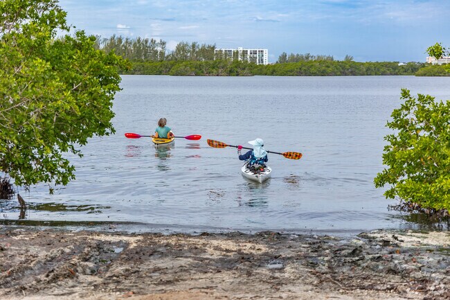 Have an exciting kayak adventure in Vamo.