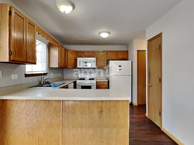 12 W Country Walk Dr, Round Lake Beach, IL 60073 - photo 3