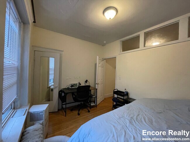 66 Egmont St unit 66-2, Brookline, MA 02446 - photo 6