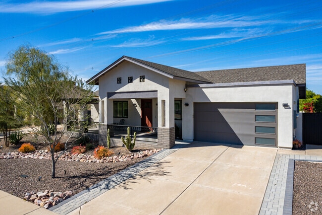 Inviting South Tempe residences: Spacious layouts, close to top-rated schools & parks.