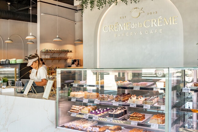 Creme de la Creme Bakery and Cafe offers fresh pastries and coffee near Scioto Woods.