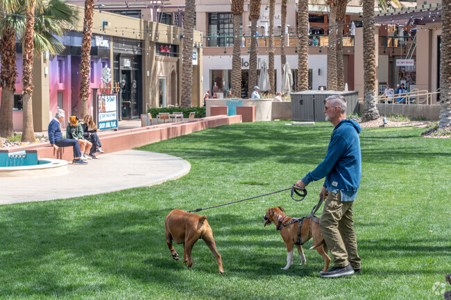 El Paseo offers a wonderful family-friendly shopping experience with a variety of stores in South Palm Desert.