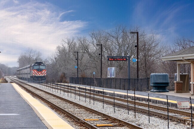 Take the Palos Heights Metra stop for a quick ride to Downtown Chicago.
