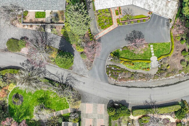 Winding Streets and Well Manicured Lawns in Sylvan-Highlands Portland.