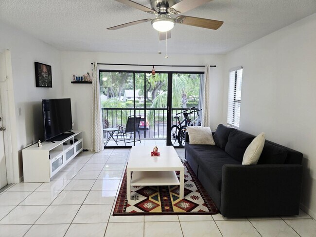 1102 Green Pine Blvd unit 52, West Palm Beach, FL 33409 - photo 2