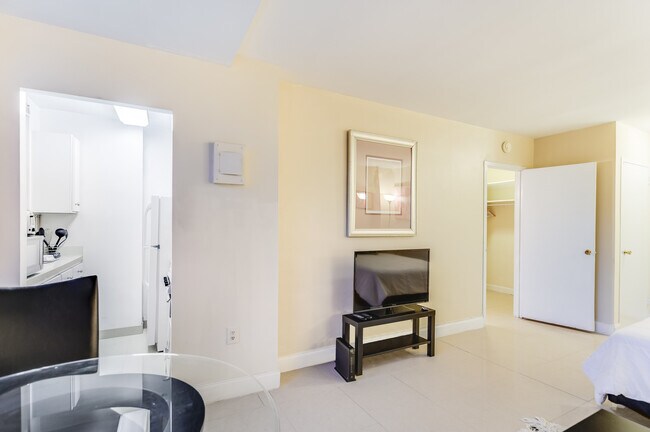 1111 Arlington Blvd unit 546, Arlington, VA 22209 - photo 3