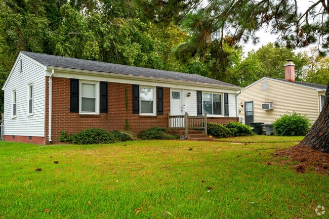 Sprawling ranch-style homes can be found all throughout the Hampton Roads Center neighborhood.
