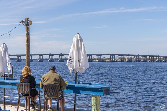 Caddy’s provides waterfront dining along the Manatee River in East Bradenton.