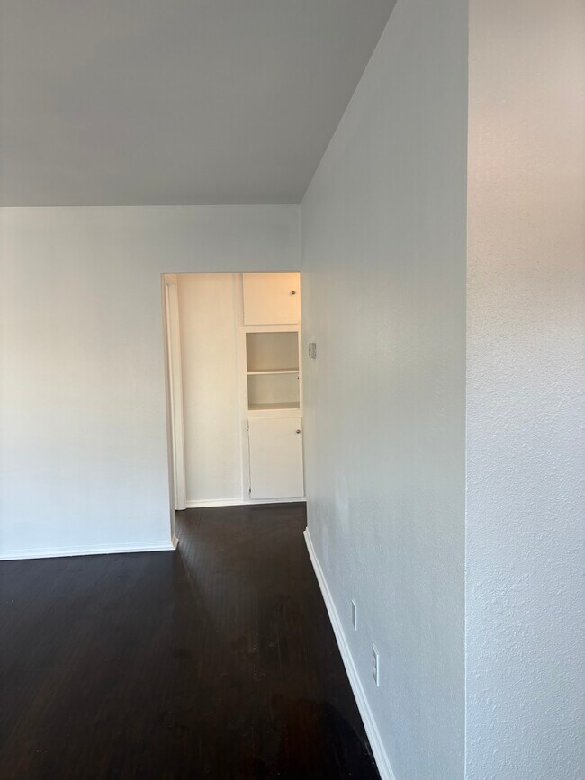 Living Rm to Hallway