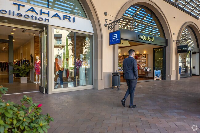 Fashion Island, just minutes from Broadmoor Sea View, offers upscale shopping, dining, and entertainment, making it a convenient and stylish destination for residents of Newport Beach.