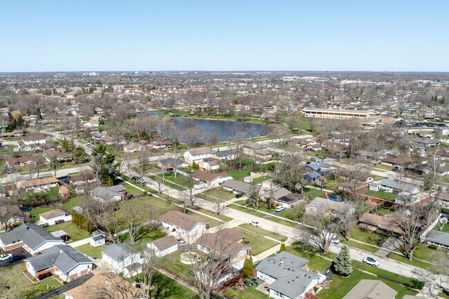 South Hoffman Estates boasts a combination of abundant green spaces, shops and strong schools.