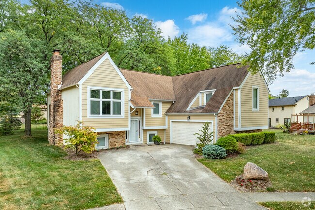 Bi-level homes are common in the Sawmill Forest neighborhood.