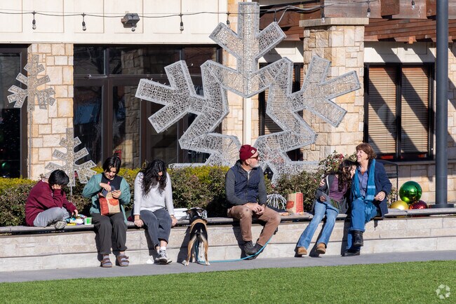 Lincoln Park and Bayshore offer places to gather near Glen Port.
