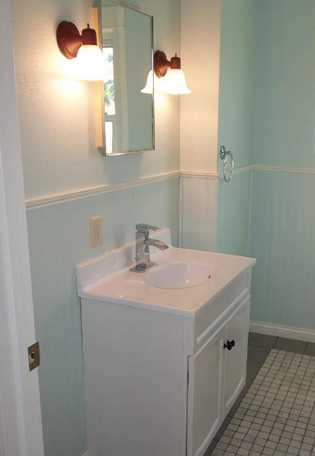 910 S Washington St unit 910 S Washington St, Aberdeen, SD 57401 - photo 7