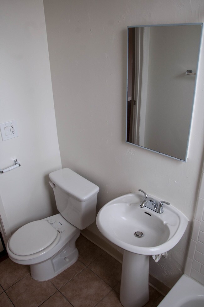 The Elmwood Apartments...Beautiful Apartments in the Heart of Koreatown!, Los Angeles, CA 90020 - photo 4