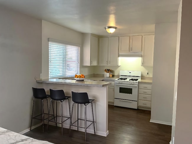 860 N Kathleen Ln unit D, Orange, CA 92867 - photo 3