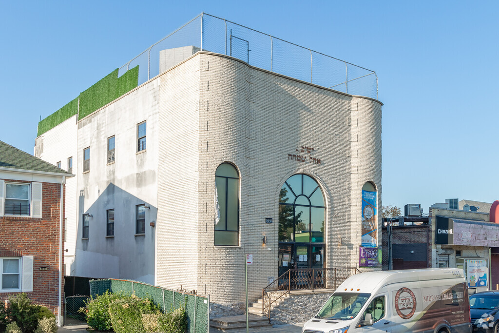 Midrash Lman Achai serves students from eighth through twelfth grade.