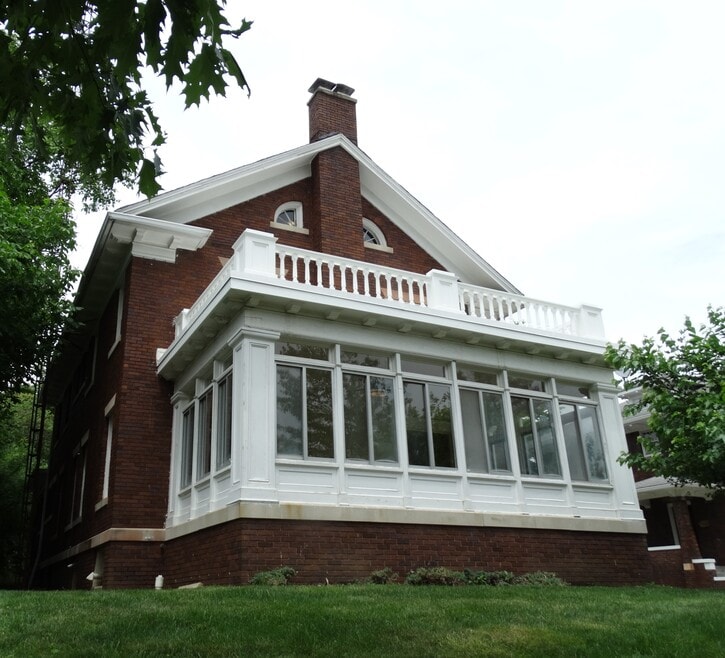707 E 8th Street