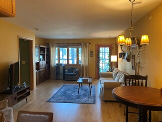 281 Oconomowoc Pkwy Unit Tracy, Oconomowoc, WI 53066