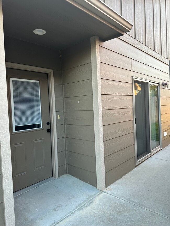 4833 N Hillside Ct, Wichita, KS 67219 - photo 2