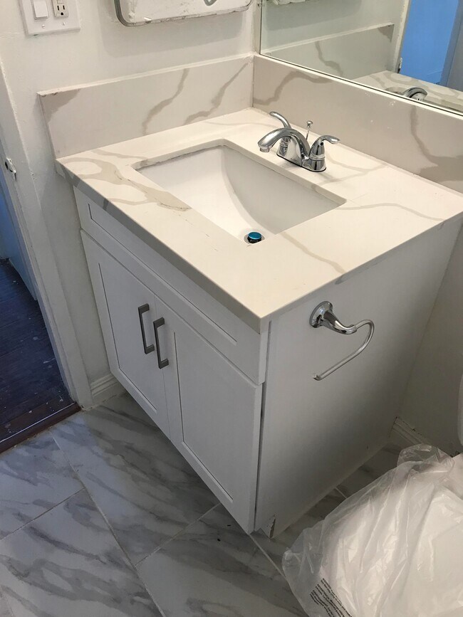 Spacious Units available - Great Location! -- Hollywood, Los Angeles, CA 90029 - photo 4