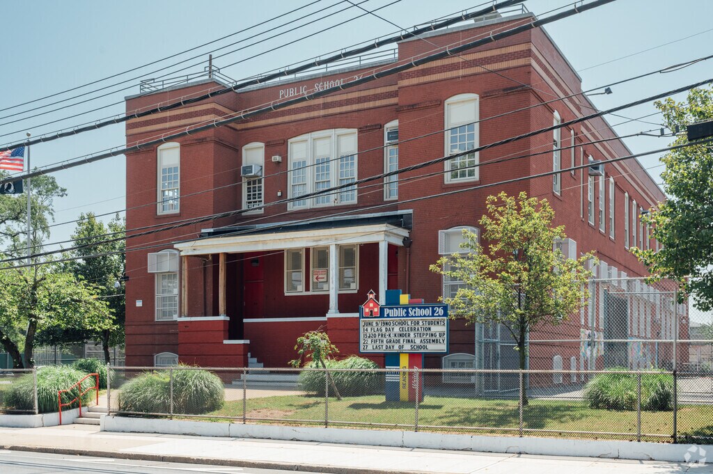 PS 26 Carteret School is located on Victory Blvd in Travis-Chelsea, Staten Island.