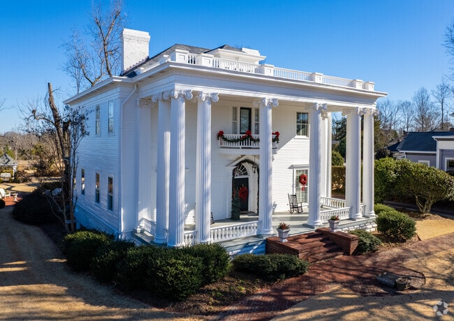 College Temple-style homes add a classic charm in the 
Newnan neighborhood.
