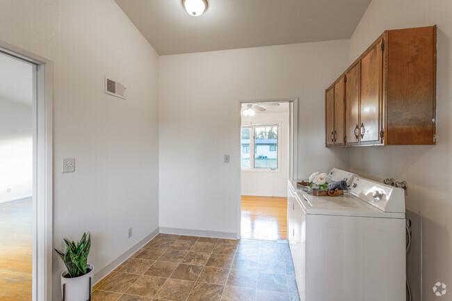 3BR, 1BA - 1,425 SF