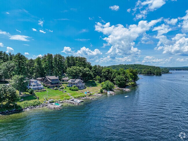 Lakefront homes are common in NH with beautiful views of the lakes and mountains.