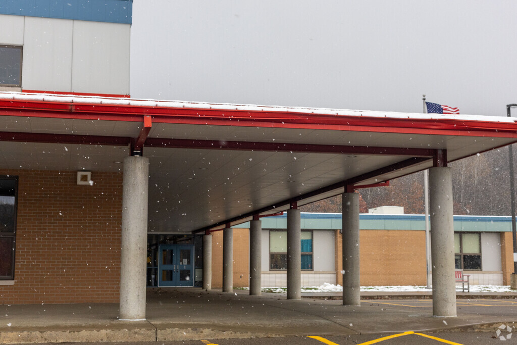 Cochranton Elementary School provides education in the neighborhood of 
Stoneboro.
