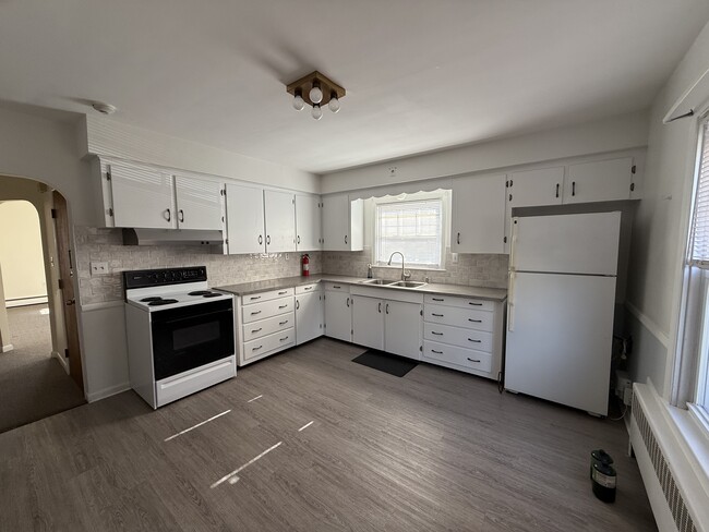207 Front St unit 2nd HEAT INCLUDED, Lincoln, RI 02865 - photo 2