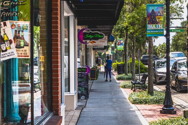 Downtown City of  Bartow Florida is full of electric shops and boutiques that has something for all.