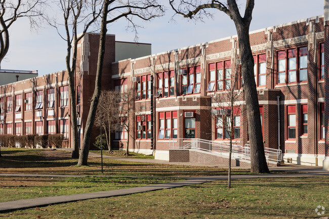 School #6/Middle School in 
Cliffside Park, NJ has 692 students enrolled.