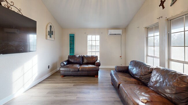 1037 County Road 7711, Devine, TX 78016 - photo 3