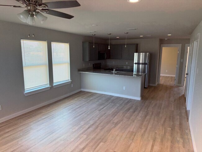 1016 N Plum St, Millsap, TX 76066 - photo 2