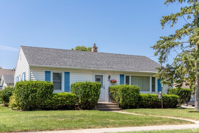 Modest footprints and single‑story layouts suit everyday living here.