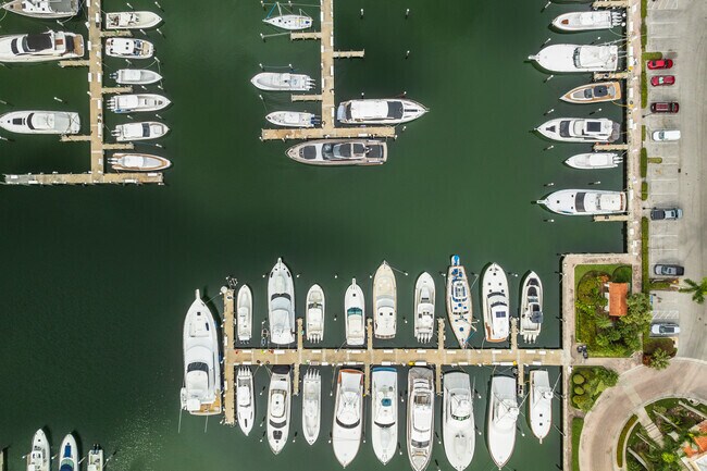 Royal Harbour Yacht Club is a great place to meet with friends while living at King's Bay, FL.