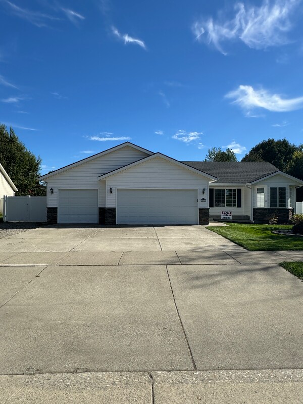 2598 W Broadmoore Dr, Hayden, ID 83835