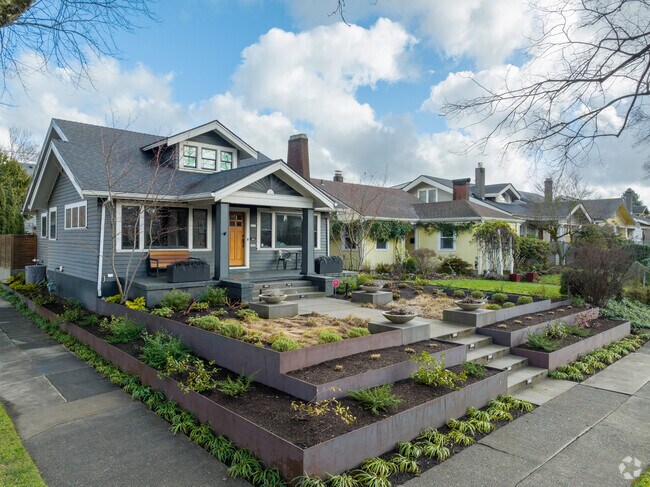 Bungalow homes are a common home type in the Hosford-Abernethy neighborhood.