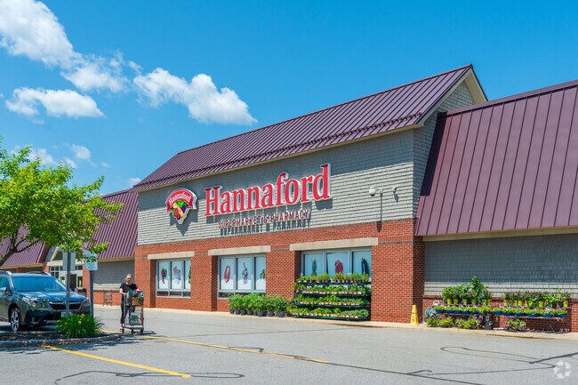 All your shopping and grocery needs are a short drive from North Yarmouth.